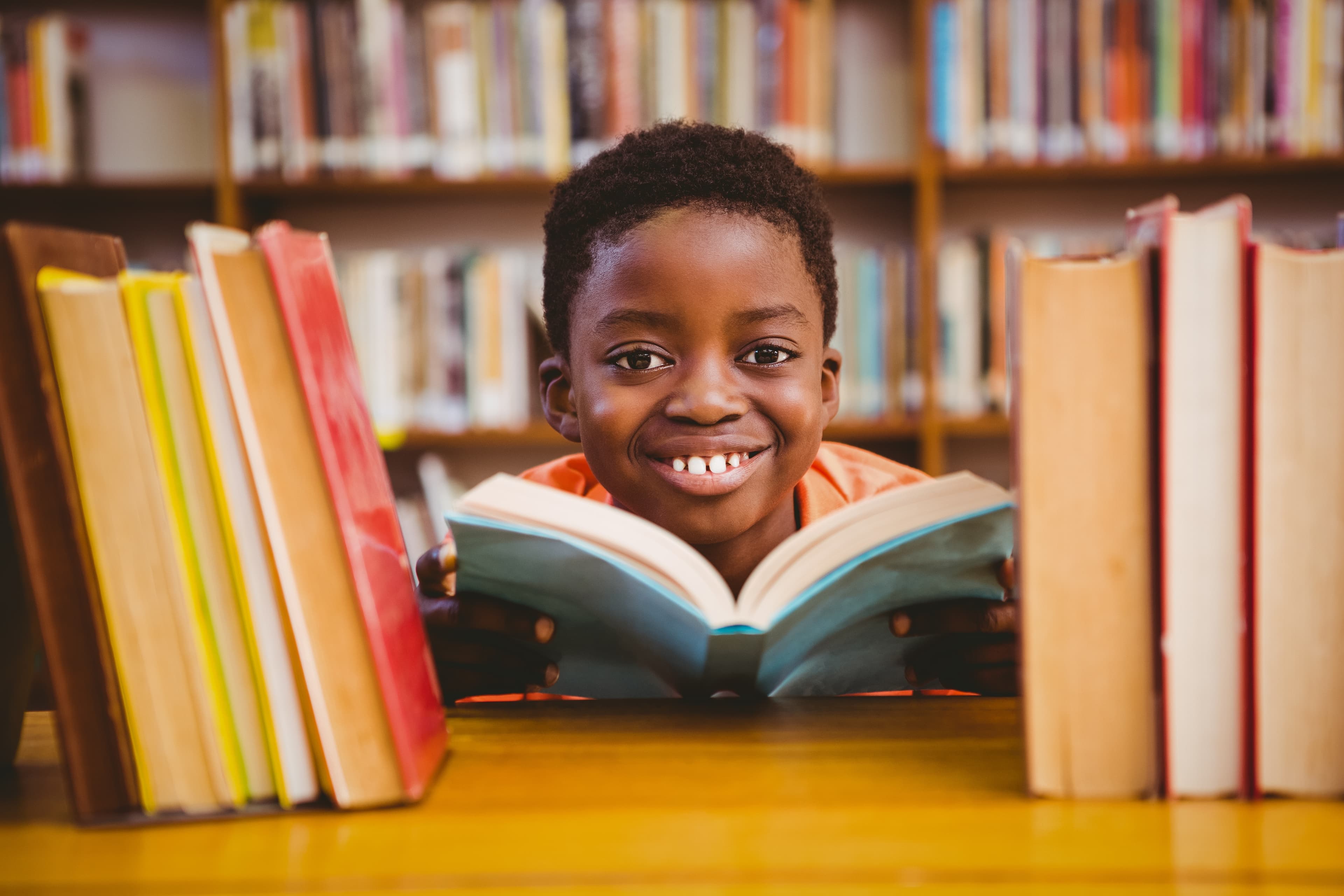 Niño leyendo en el centro de educación infantil de Aztivate